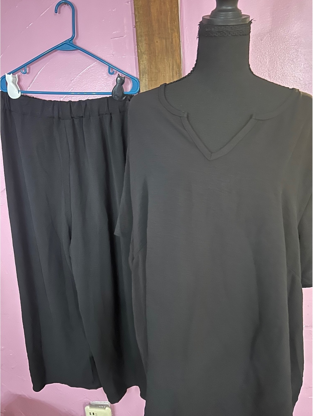 Black Two-Piece Lounge Set with V-Neck Top and Elastic Waist Pants